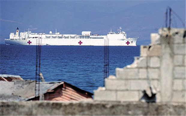 Hilfe für Haiti: Ein US-Lazarett auf See Hilfe im Hafen: Das US-Lazrarettschiff "Comfort" kann die Versorgung von 1000 Patienten sicherstellen. i© dpa