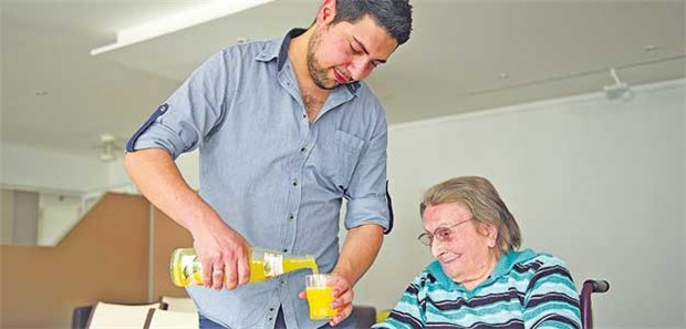 Flüchtlinge als helfende Hände im fränkischen Heim Hilfe im fränkischen Hof: Der syrische Flüchtling Okba Kerdiea gießt einer Bewohnerin eine Limonade in ihr Glas.