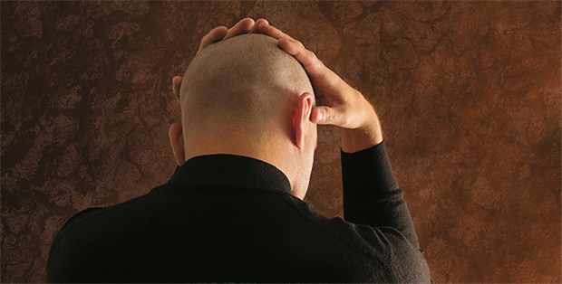 Hilfe verzweifelt gesucht: Ärzte können Männern eine Reihe geschlechtsspezifischer IGeL-Angebote für eine bessere Gesundheit offerieren. Die gezielte Ansprache potenzieller IGeL-Patienten kann dabei helfen.