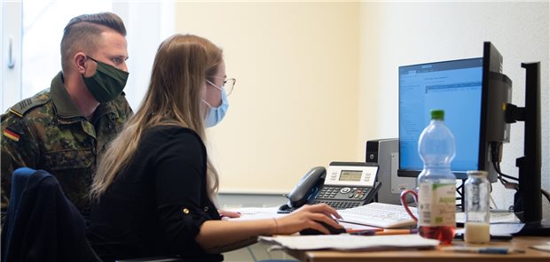 Hilfe von außen vonnöten: Ein Soldat der Bundeswehr hilft in einer Außenstelle des Gesundheitsamtes bei der Kontaktnachverfolgung.