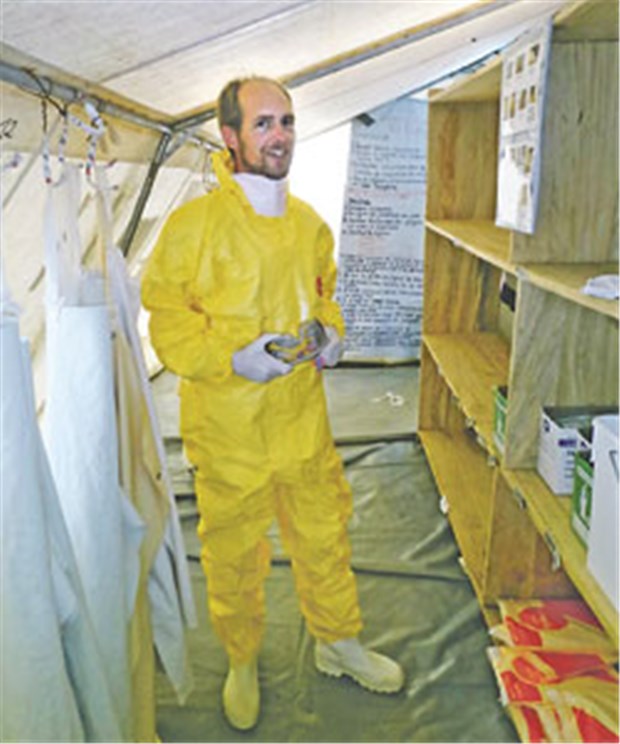'Weiter wachsam sein!' Hilfe vor Ort: Dr. Maximilian Gertler im Projekteinsatz in Guinea.