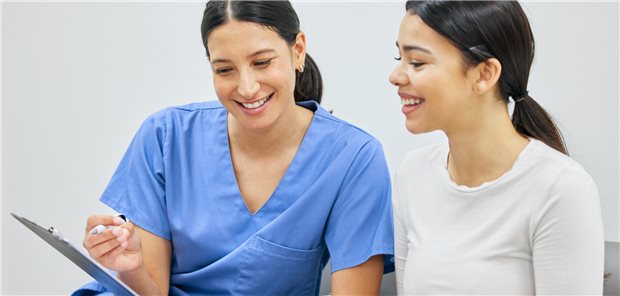 Seltene Erkrankungen: Ein Fall für die Advanced Practice Nurse? Hilfe zur Selbsthilfe und Unterstützung im Dschungel der Sozialleistungen: auch dies ist eine Aufgabe der Advanced Practice Nurses. (Motiv mit Fotomodellen)