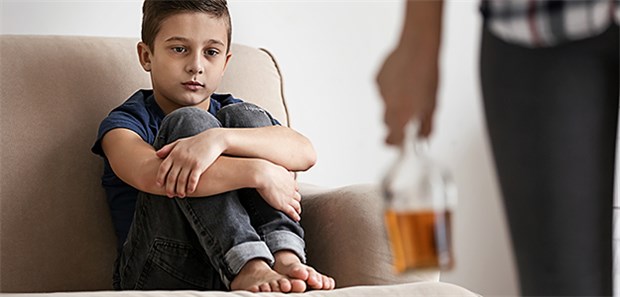 Kindern mit suchtkrankem Elternteil helfen Hilfloses Kind mit trinkendem Elternteil: Die „Aktionswoche für Kinder aus Suchtfamilien“ soll für das Thema Aufmerksamkeit erzeugen. (Symbolbild mit Fotomodellen)