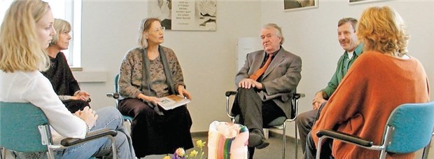 Ärzte und Selbsthilfegruppen - die Bereitschaft zur Kooperation wird größer Hilfreich: Ärzte und Vertreter von Selbsthilfegruppen im Dialog.