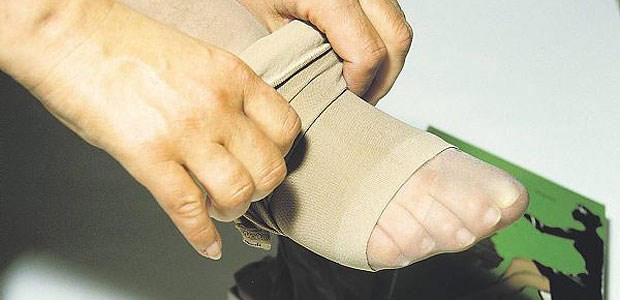 Je straffer die Stützstrümpfe, desto besser Hilfreicher Alltagstrick für das Anlegen von Stützstrümpfen: Über eine Feinstrumpfhose lässt sich der Kompressionsstrumpf besonders leicht anziehen.