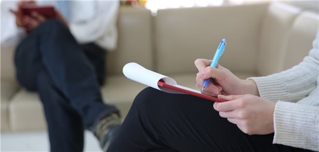 Hilfreiches Tool: Eine Patientenbefragung in Arztpraxen kann Hinweise geben, keine Kritik, erklärt Praxisberater Klaus-Dieter Thill. (Symbolbild mit Fotomodellen)