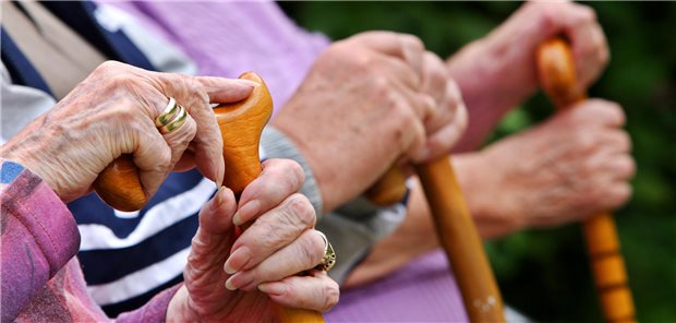 Ältere mit Krückstock.