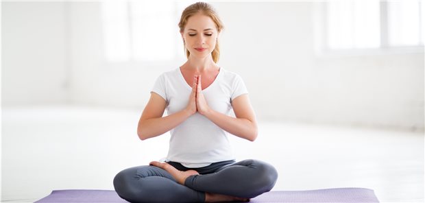 Mit Yoga gegen Burnout: Wie ist die Evidenz? Hilft Yoga bei Burnout? Dieser Frage geht das Institut für Qualität und Wirtschaftlichkeit im Gesundheitswesen nach.