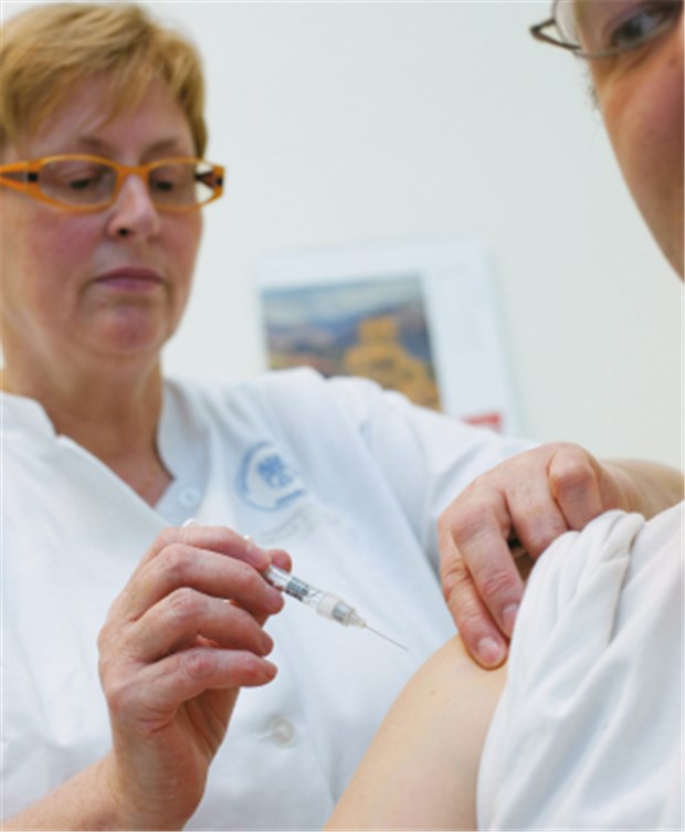 Schweinegrippe dringt weiter vor in Europa Hinein in den Oberarm: Impfung gegen H1N1 in Hamburg.