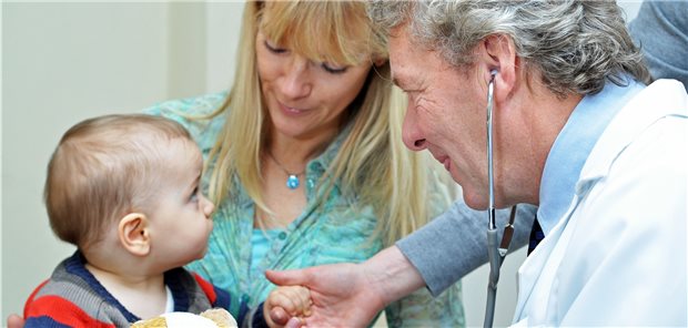 Hingucken, Hinhören, Nachfragen: So lassen sich erste Hinweise auf eine Seltene Erkrrankung bei Kindern gewinnen.