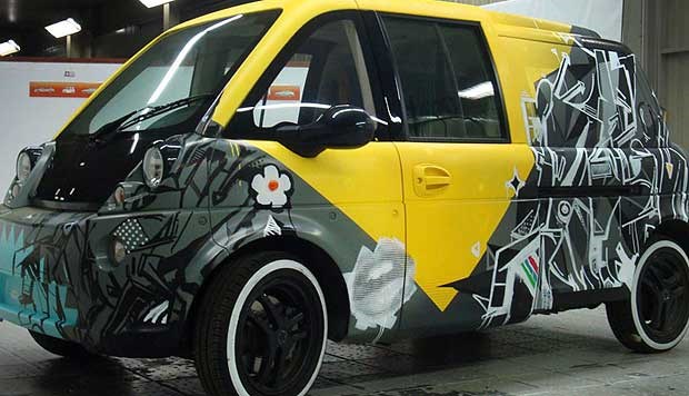 Gesundheitskonzern setzt auf Elektromobilität Hingucker: Auch als Kunstvariante ist das Mia-Elektromobil erhältlich.