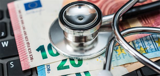 Geldscheine auf denen ein Stethoskop liegt