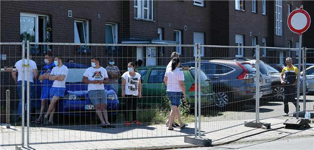 Gericht stoppt Lockdown im Kreis Gütersloh Hinter Gittern: Tönnies-Mitarbeiter Ende Juni in der Quarantäne in Gütersloh.
