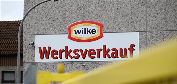 Keine Transparenz, nirgends Hinter der Werkszufahrt zum nordhessischen Wursthersteller Wilke ist es seit ein Woche still: Die Waren von Wilke werden mit mindestens zwei Todesfällen in Verbindung gebracht.