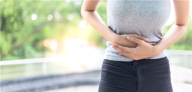 Erst Bauchweh, dann Herzinsuffizienz – OTC-Präparat wurde zur Bedrohung Hinter epigastrischen Beschwerden können in seltenen Fällen auch an kardiale Ursachen stecken. (Symbolbild mit Fotomodell)