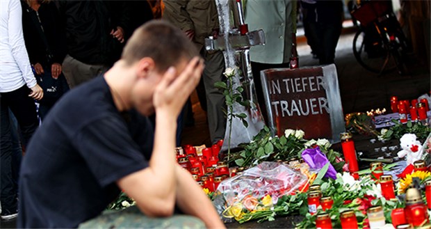 Psychotherapeuten richten Hotline ein Hinterbliebene und Opfer, aber auch Einsatzkräfte könne nach der Tragödie von Duisburg Hilfe und Rat bei Psychotherapeuten finden.