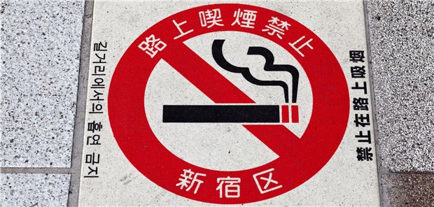 Tabakindustrie: Rauchausstieg in zehn Jahren möglich Hinweis auf das Rauchverbot in der Öffentlichkeit im Tokioter Stadtbezirk Shinjuku: Japan könnte die erste rauchfreie Nation werden, da hier die vom Rauchverbot ausgenommenen Tabakerhitzer bereits einen hohen Verbreitungsgrad erfahren. Frank Duenzl/picture alliance
