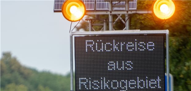 Bund und Länder feilen an Corona-Strategien Hinweis auf der Autobahn A7: Einreisende aus Risikogebieten müssen aktuell zum Test und bis zum negativen Ergebnis in Quarantäne. Stefan Puchner/dpa