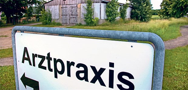 Hinweisschild auf die Arztpraxis auf dem Land. Thüringen wirbt um Nachwuchsärzte.