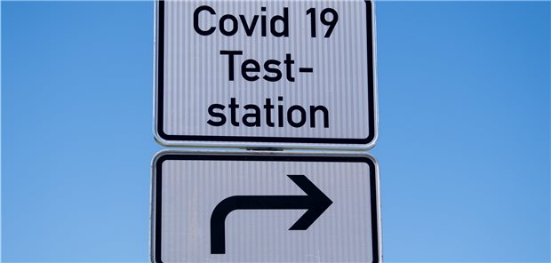 Hinweisschild für eine COVID-19-Teststation an einer Rastanlage. In Niedersachsen beklagen Ärzte, dass bei der Planung der Massentests die Kosten für die Infrastruktur nicht berücksichtigt wurden.
