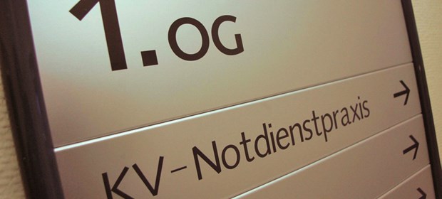 KV-Praxis mausert sich Hinweisschild für eine Notdienstpraxis einer KV: In Brandenburg haben die Initiatoren nach sechs Monaten positive Bilanz gezogen.