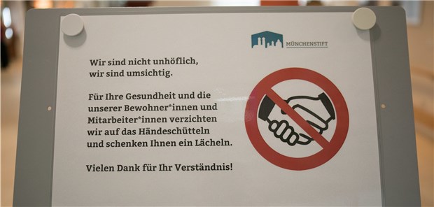 Handschlag? Mach’ es wie die Yoga-Fans Hinweisschild in einem Altenheim in München. Florian Peljak/dpa