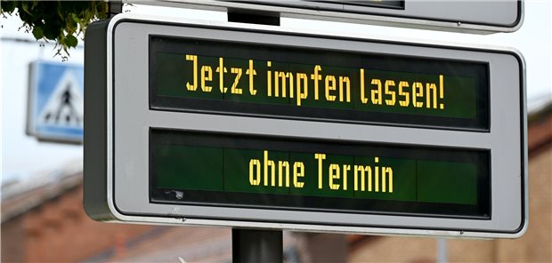 Hinweisschild mit der Aufschrift: Jetzt impfen lassen! ohne Termin“ in der Ludwigsburger Innenstadt. Bund und Länder planen ab 13. September eine bundesweite Impfwoche.