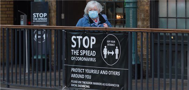 Sorge wegen neuer Coronavirus-Variante in England Hinweisschilder mahnen in London, Abstand zu halten und möglichst Treffen zu vermeiden.