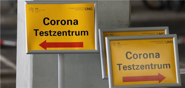 Hinweistafeln mit der Aufschrift „Corona Testzentrum“ stehen vor Absperrband. Daneben hat die Universitätsmedizin Göttingen (UMG) ein Abstrichzelt eingerichtet.
