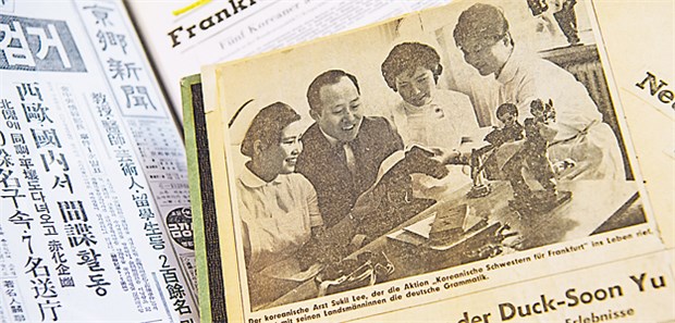Als junge Asiatinnen die deutsche Pflege retteten Historischer Zeitungsausschnitt: Junge Pflegerinnen aus Korea finden in Deutschland neue Arbeit.