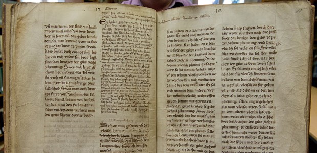 700 Jahre Nürnberger Bratwurst Historisches Dokument im Stadtarchiv: Die Nürnberger Fleischordnung.