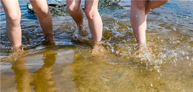 Klimaerwärmung: Fertige Hitzeaktionspläne lassen noch auf sich warten Hitze im Anmarsch? Drei Mädchen kommen aus dem Wasser des Senftenberger Sees bei Cottbus gelaufen. Noch ist das Wasser kalt, die Luft aber war am Wochenende schon ziemlich warm.
