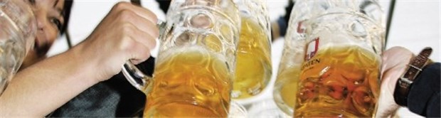 Gaben Wiesn-Gäste Blutproben ohne ihr O.k? Hoch die Maß - etliche Wiesn-Besucher heben eine davon zu viel.