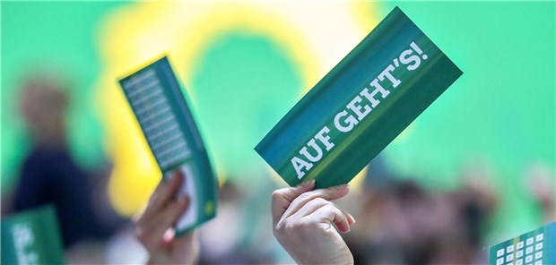 Grüne sind bei Homöopathie gespalten Hoch die Stimmkarten: Szene vom Parteitag der Grünen im November 2018 in Leipzig. In diesem Jahr droht eine Debatte über Homöopathie.