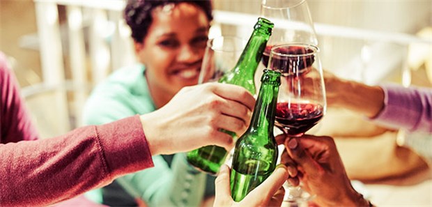 „Bier auf Wein, das lass sein“ – ein guter Rat? Hoch die Tassen! Aber Vorsicht: Entscheidend für den Kater ist die konsumierte Alkoholmenge.