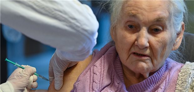 Hochbetagt aber mit der ersten Dosis gegen SARS-CoV-2 geimpft: Die 84-Jährige Dame muss laut PEI keine argen Bedenken zur Sicherheit der Vakzinen haben.