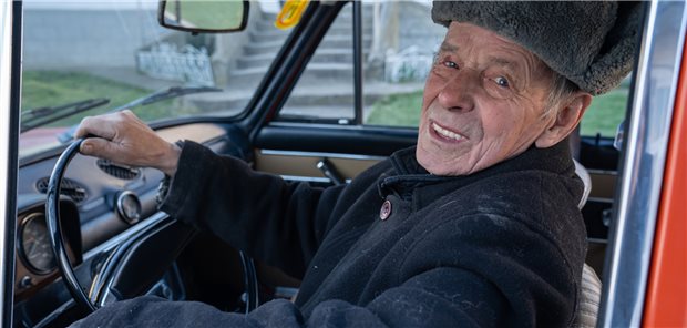 Hochbetagter Mann am Steuer: In Japan müssen alte Menschen regelmäßig Kognitionstests bestehen, damit die Fahrerlaubnis verlängert wird. (Symbolbild mit Fotomodell)