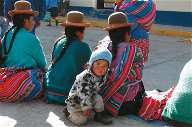 Eine Zukunft für die Kinder der Welt Hochland von Peru, Mutter gibt Sicherheit.