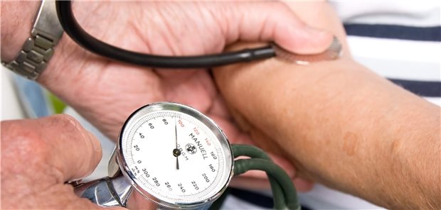 Hochnormale Blutdruckwerte in der Praxis: Um eine maskierte Hypertonie nicht zu übersehen, sollte nach weiteren Risikofaktoren geschaut und eventuell eine 24-Stunden-Messung veranlasst werden.