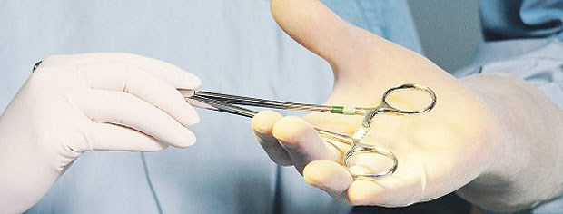 Steht ein Systemwechsel bei der Arzthaftung an? Hochrisikogruppe Chirurg: Mittlerweile müssen Ärzte bei Behandlungsfehlern bis zu 750 000 Euro Schmerzensgeld zahlen.