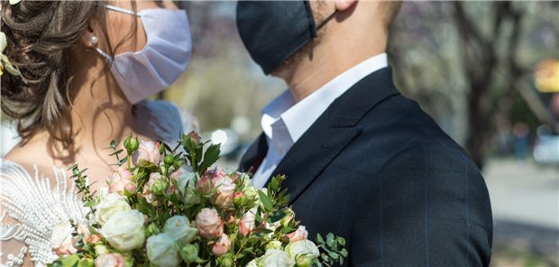 Corona-Regeln nicht beachtet: Chef muss für abgesagte Hochzeit aufkommen Hochzeit in Corona-Zeiten: Ein Arbeitgeber musste dafür finanziell geradestehen, dass seine Mitarbeiterin wegen Quarantäne nicht heiraten konnte. (Symbolbild mit Fotomodellen)