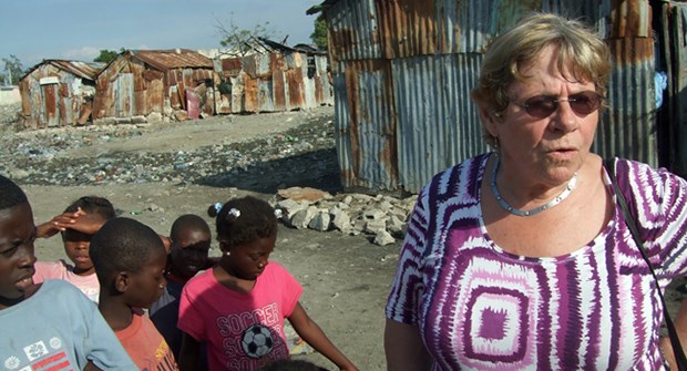 "Man wartet in Haiti immer, dass von außen etwas passiert" Höfler umringt von Kindern in Port-au-Prince: Viele Haitianer setzen ihre Hoffnung ausschließlich auf die Regierung.
