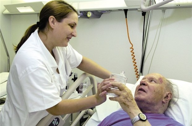 "Arme Patienten verzichten auf Leistungen" Höhere Arbeitsverdichtung in Kliniken - weniger Zeit für Patienten: ein Kritikpunkt der Patientenbeauftragten.