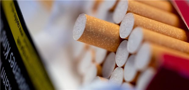 Höhere Steuern als Instrument? Eine geöffnete Zigarettenpackung liegt auf einem Tisch. (Symbolbild)