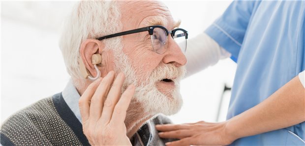 Hörgeräte können das Risiko an einer Demenz zu erkranken reduzieren. Besteht die Demenz bereits, lässt sich die Lebensqualität durch Hörhilfen jedoch nicht verbessert, so eine Studie.