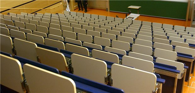 Thüringer Landtag beschließt Vorab-Quote im Medizinstudium Hörsaal im Klinikumneubau der Friedrich-Schiller-Universität Jena. Eine Sitze werden für künftige Landärzte reserviert.