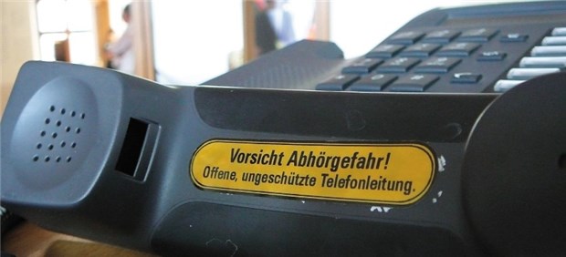 Koalition lässt Abhören bei Ärzten zu Hört jemand mit? Politiker der Opposition fürchten noch mehr verdeckte Abhörmaßnahmen der Ermittler.