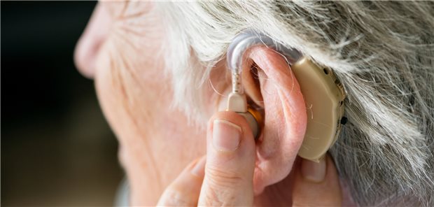 Hörverlust ist der wichtigste modifizierbare Risikofaktor für Demenz. Mit Hörhilfen kann man tatsächlich dem Demenzrisiko entgegenwirken, belegt nun eine randomisiert-kontrollierte Studie.