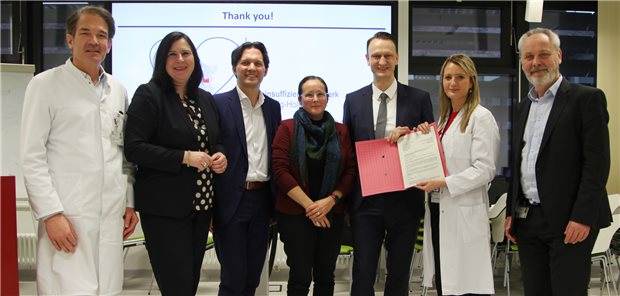 Neues Netzwerk am UKSH in Lübeck soll Versorgung verbessern Hoffen auf eine bessere Versorgung von Herzinsuffizienz-Patienten: Stephan Ensminger, Direktor der Klinik für Herz- und thorakale Gefäßchirurgie, Claudia Schmidtke vom Universitären Herzzentrums Lübeck, Gesundheitsstaatssekretär Oliver Grundei, Bettina Zippel-Schultz von der Deutschen Stiftung für chronisch Kranke, Ingo Eitel, Leiter des Herzinsuffizienz-Netzwerks Nord, Christina Paitazoglou, Leiterin des Bereichs Herzinsuffizienz des Universitären Herzzentrums Lübeck und UKSH-Vorstandsmitglied Thomas Münte (v. l.).