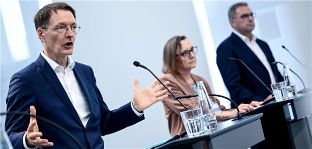 Hoffen auf schnelle Hilfe für Long-COVID-Betroffene durch eine Medikamentenliste (v.r.): Bundesgesundheitsminister Karl Lauterbach, Professorin Carmen Scheibenbogen, Leiterin der Immundefekt-Ambulanz an der Charité, und Karl Broich, Präsident des Bundesinstituts für Arzneimittel und Medizinprodukte.
